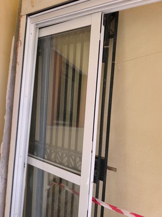 Marco y ventanas de aluminio blanco