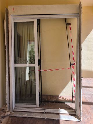 Marco y ventanas de aluminio blanco