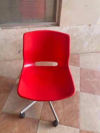 Silla de estudio roja de plástico