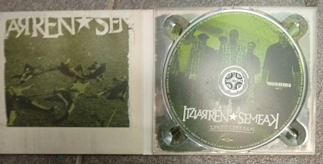 CD Itziaren Semeak - Lehen Lerroan