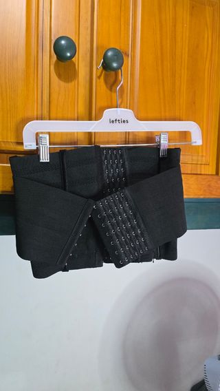 Faja reductora negra con ganchos