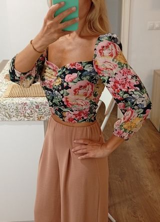 Top de Zara con flores y manga abullonada
