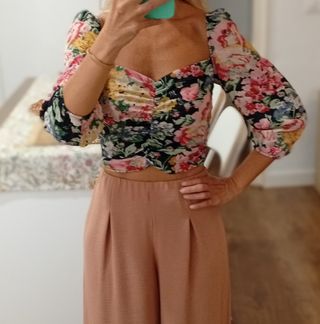 Top de Zara con flores y manga abullonada