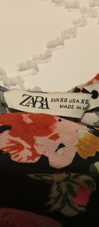 Top de Zara con flores y manga abullonada