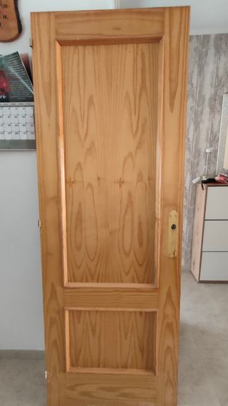 Puertas interiores de madera izquierda y derecha.