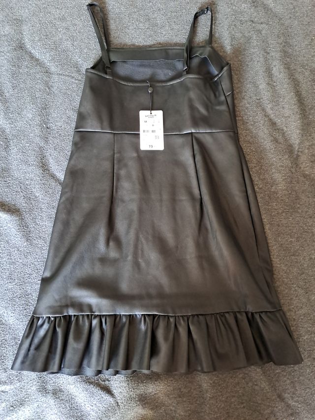 Vestido cuero negro tirantes volantes S-M