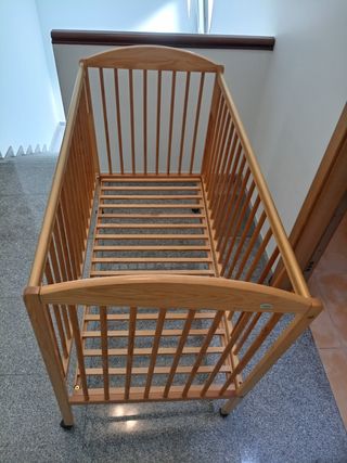 Cuna de madera para bebé