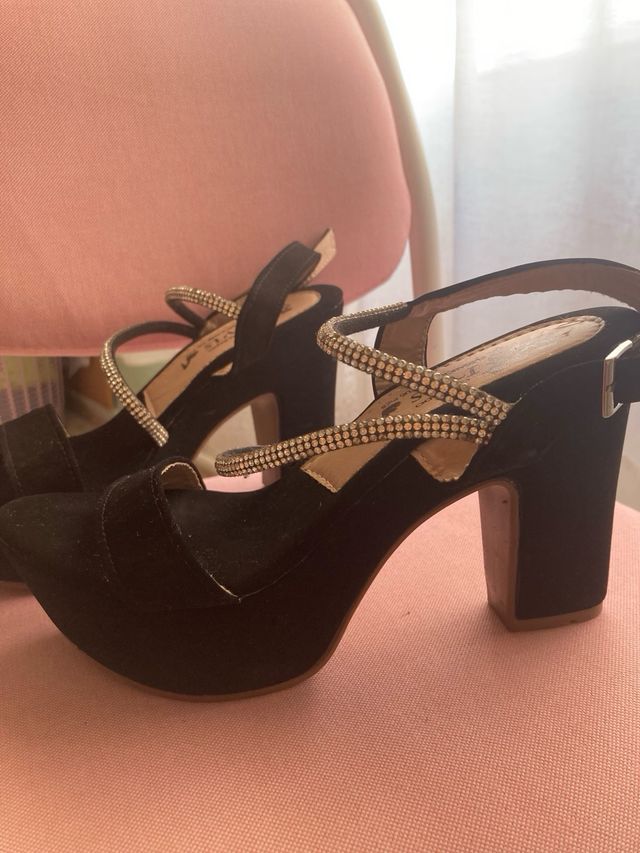 Tacones negros terciopelo con pedrería