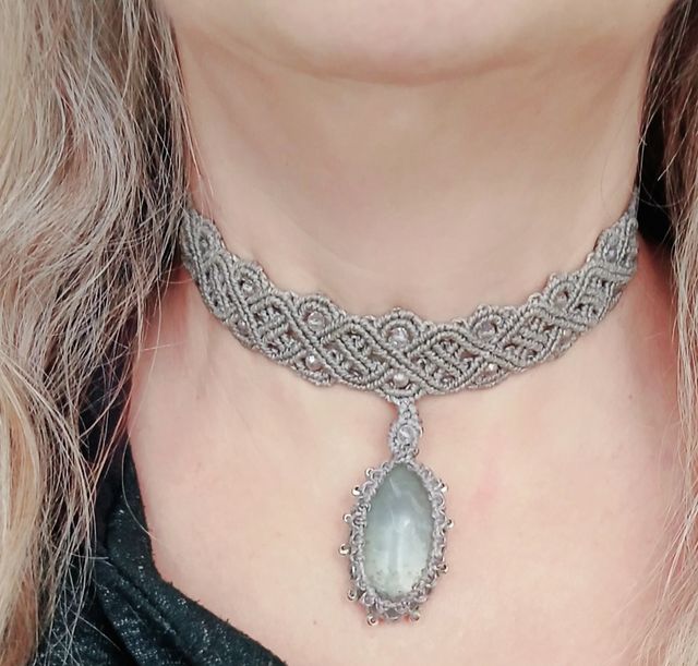 Preziosa collana macramè con pietra