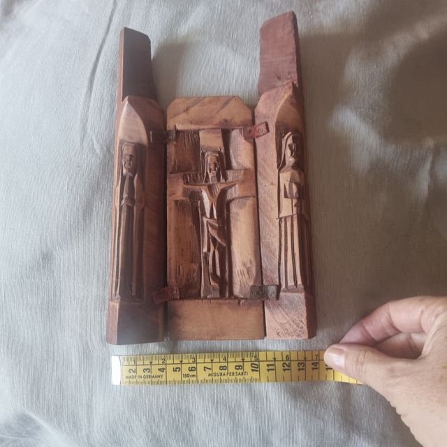 Tríptico de madeira esculpido à mão