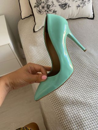 Zapatos de tacón alto color verde azulado