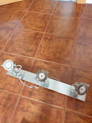 Lámpara LED de metal plateado