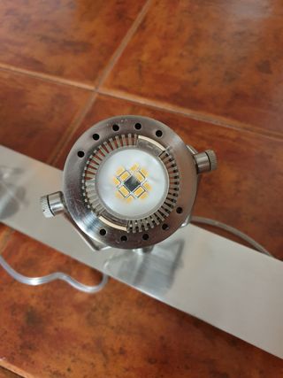 Lámpara LED de metal plateado