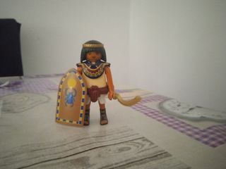 Muñeco Egipcio con Escudo y Espada