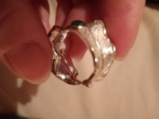 Anillo de plata con piedra verde
