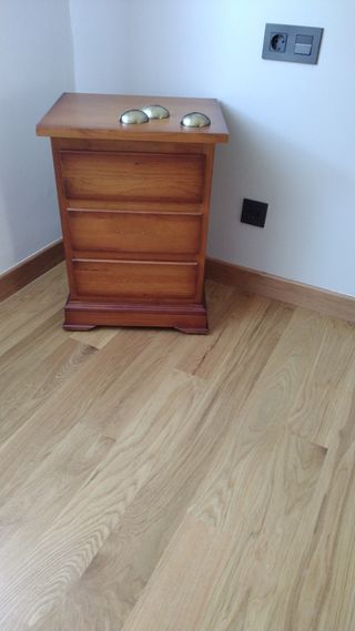 Mesita de noche madera maciza