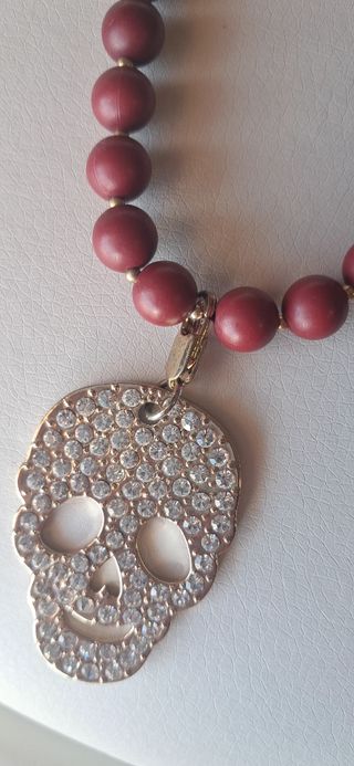 Collar Cuentas Borgoña con Colgante Calavera