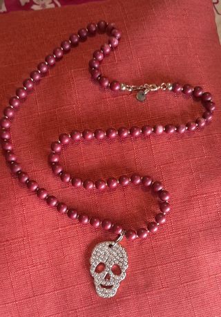 Collar Cuentas Borgoña con Colgante Calavera