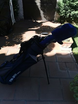Set de palos de golf, y bolsa.