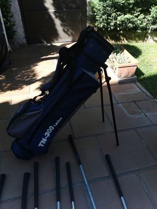 Set de palos de golf, y bolsa.