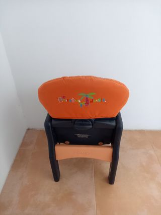 Trona naranja para bebé