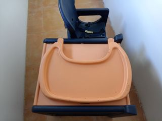 Trona naranja para bebé