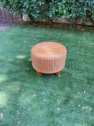 Puff de mimbre y madera