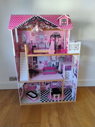 Casa de muñecas de madera con 7 muñecos