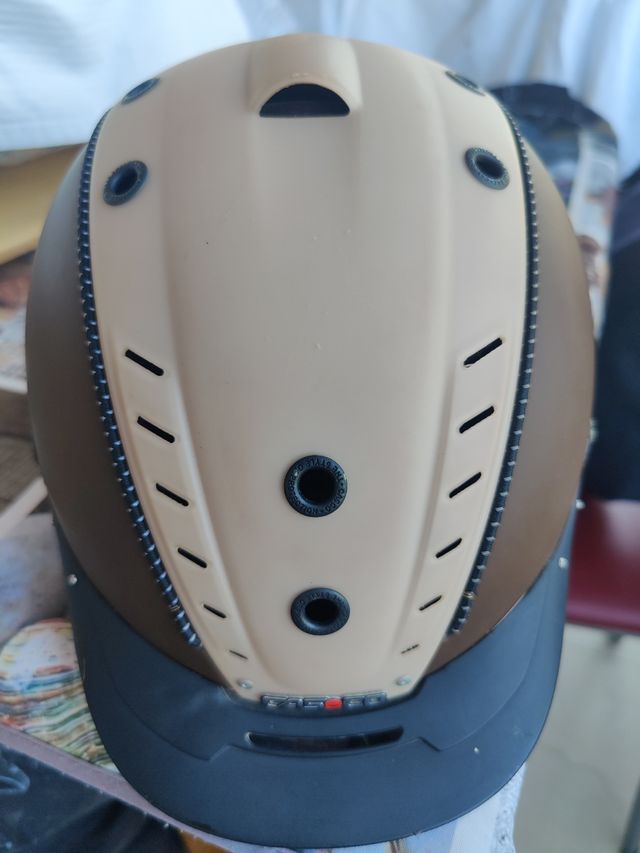 Casco montar a caballo y bolsa