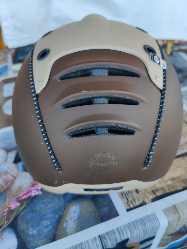 Casco montar a caballo y bolsa