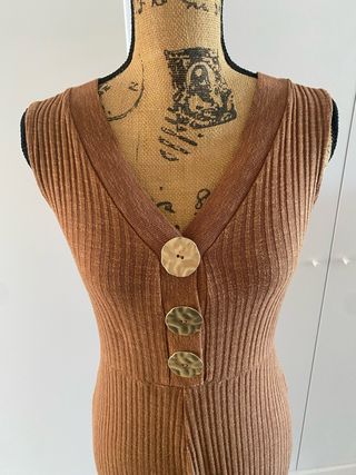 Mono de punto marrón con botones dorados