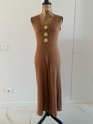 Mono de punto marrón con botones dorados