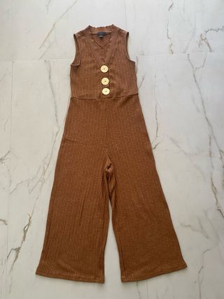 Mono de punto marrón con botones dorados