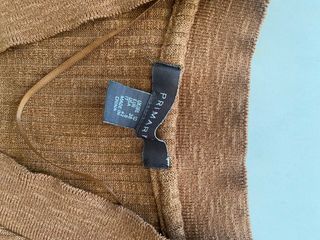 Mono de punto marrón con botones dorados