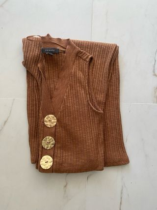 Mono de punto marrón con botones dorados