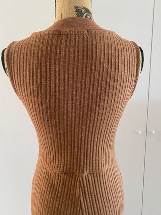 Mono de punto marrón con botones dorados