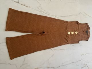 Mono de punto marrón con botones dorados