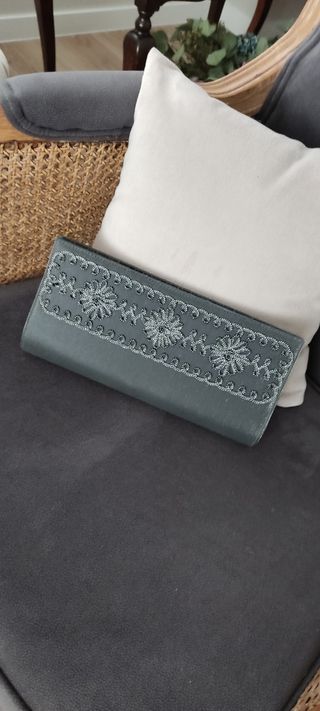 Bolso de mano gris con bordado floral