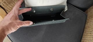 Bolso de mano gris con bordado floral