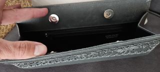 Bolso de mano gris con bordado floral