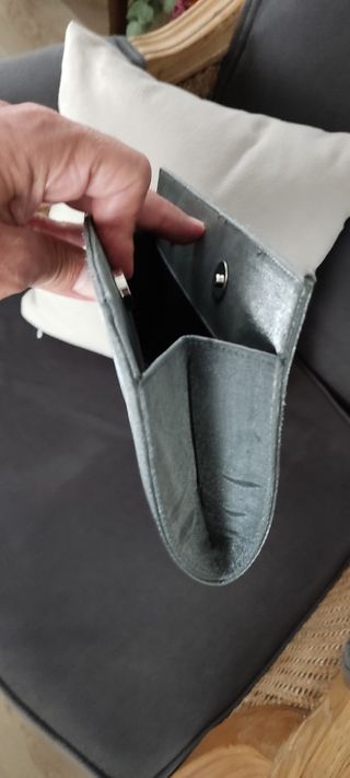 Bolso de mano gris con bordado floral