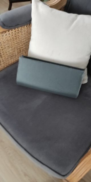 Bolso de mano gris con bordado floral