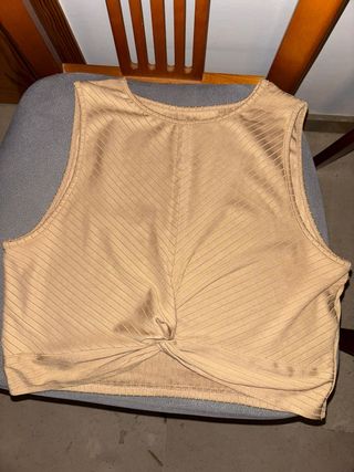 Top corto beige con nudo talla M