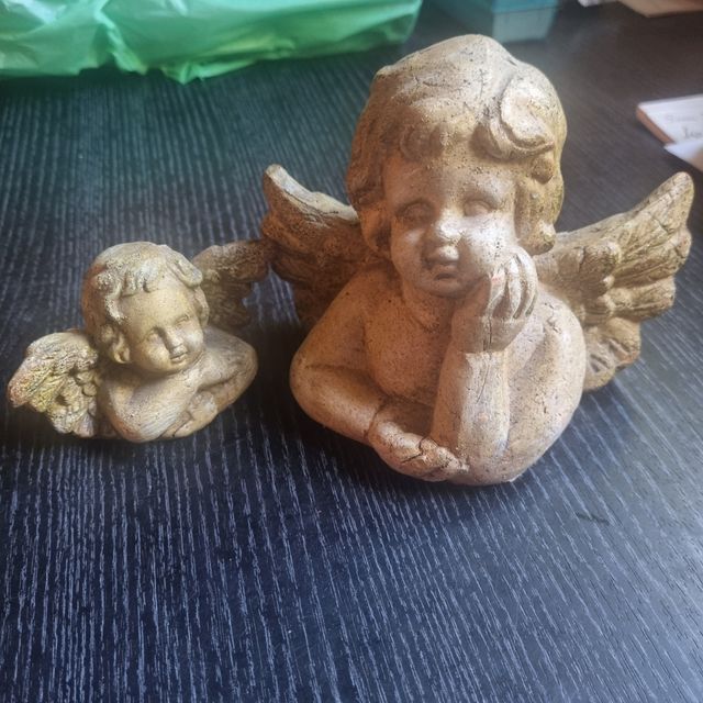 Pareja de angelitos decorativos de resina