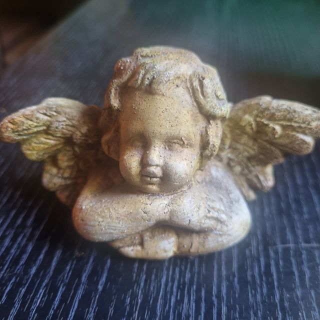 Pareja de angelitos decorativos de resina