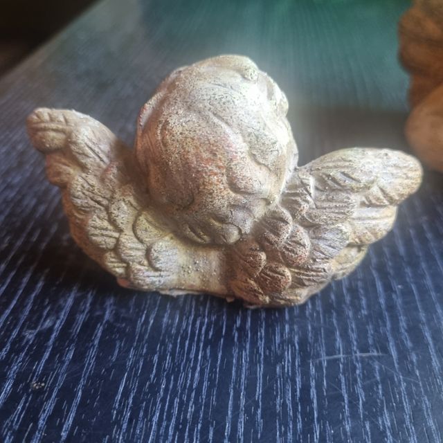 Pareja de angelitos decorativos de resina