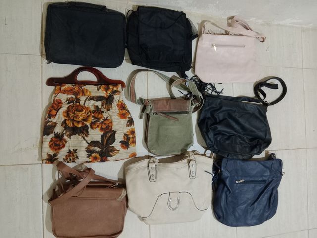 Diferentes bolsos y carteras