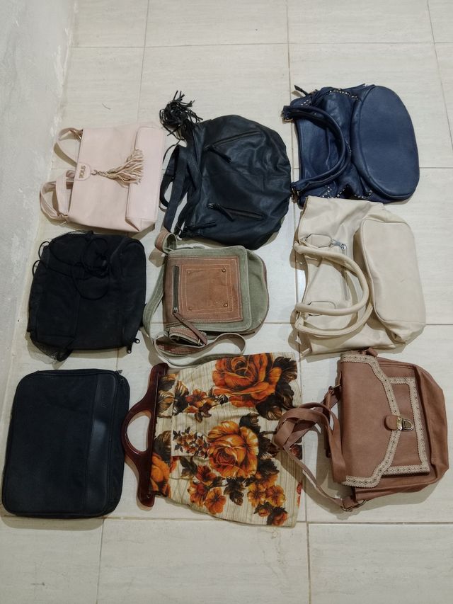 Diferentes bolsos y carteras