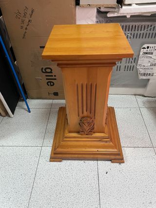 Pedestal de madera estilo clásico