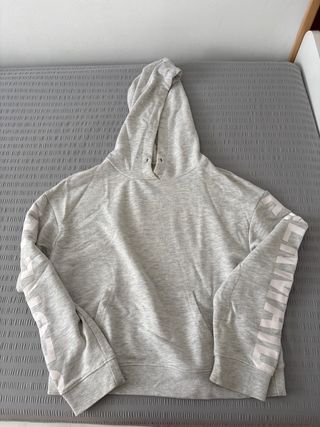 Sudadera gris con capucha